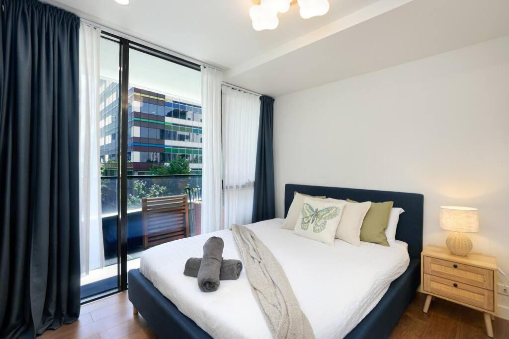 Spacious 2-bed In Docklands Balcony & Free Parking * Melbourne
