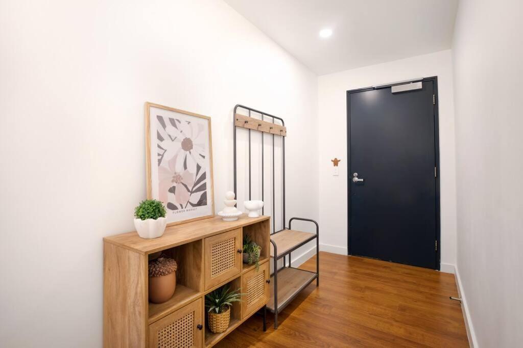 Spacious 2-bed In Docklands Balcony & Free Parking Apartment Melbourne