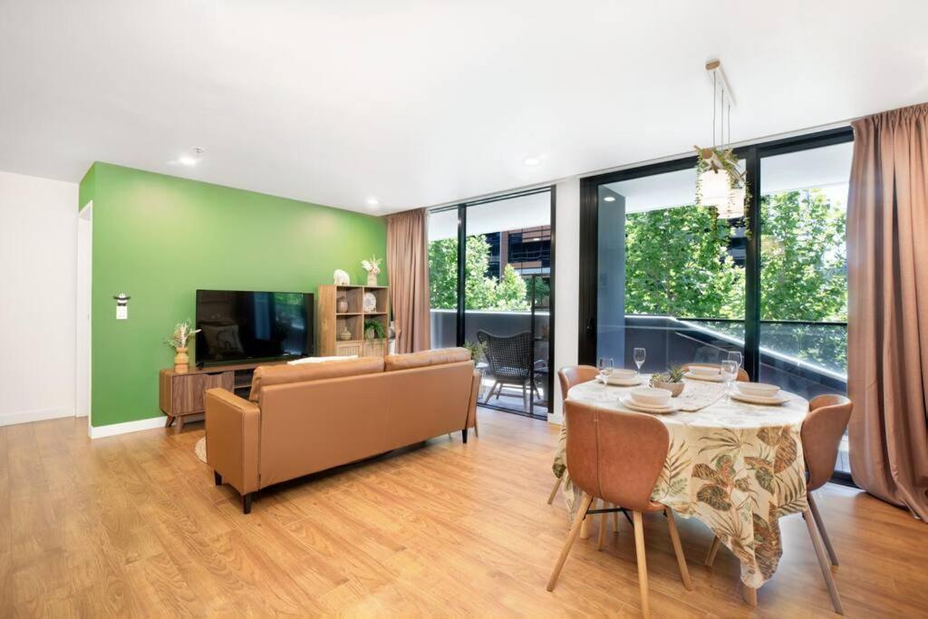 Spacious 2-bed In Docklands Balcony & Free Parking Apartment *