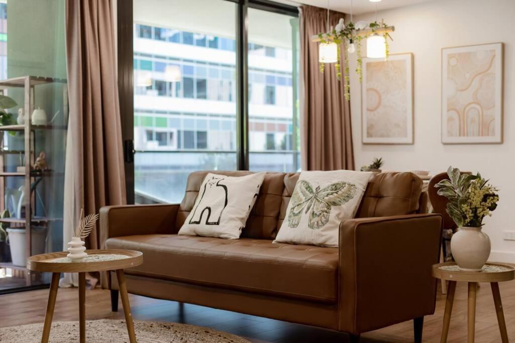 Spacious 2-bed In Docklands Balcony & Free Parking *