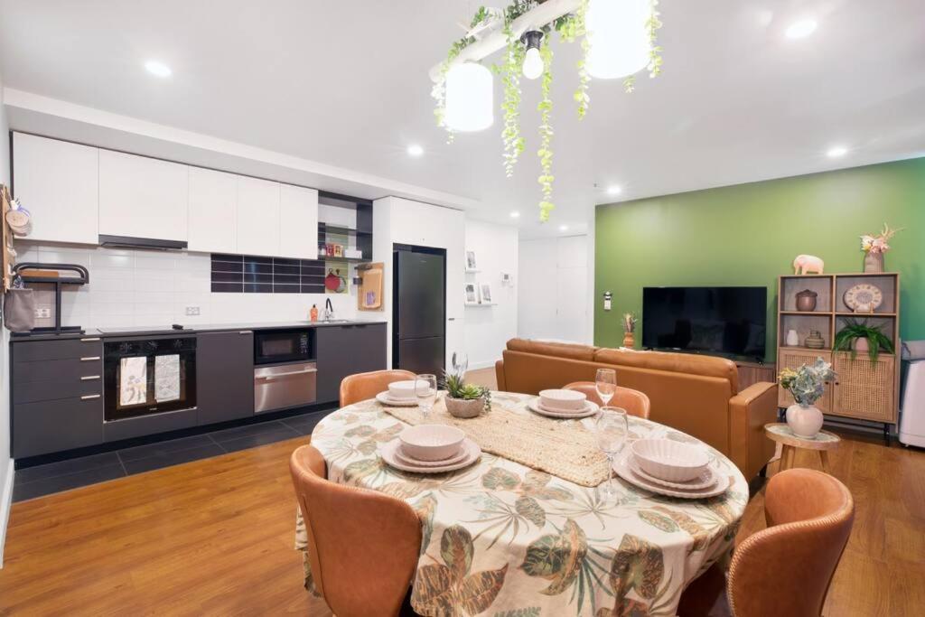 Spacious 2-bed In Docklands Balcony & Free Parking