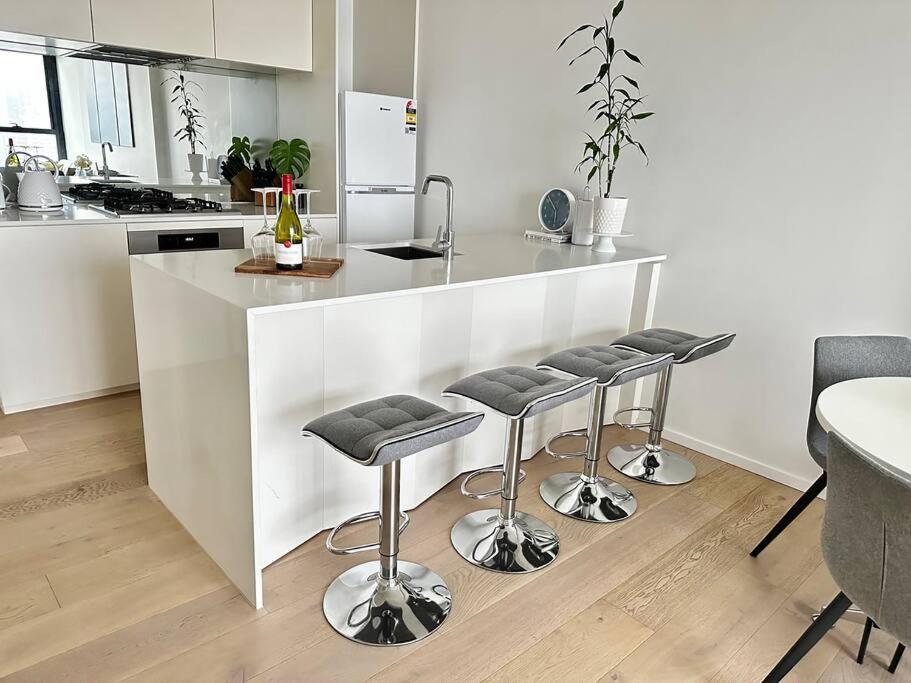 Luxury 3 Bed 2 Bath + Car Park At Square Apartment *