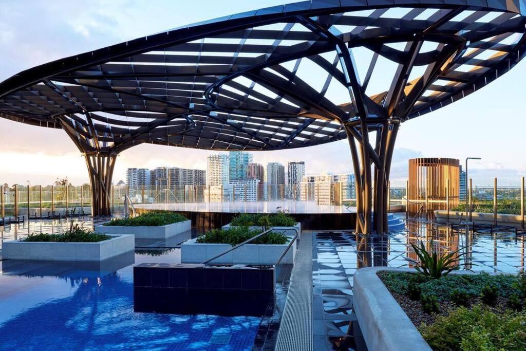 Luxury 3 Bed 2 Bath + Car Park At Square * Melbourne