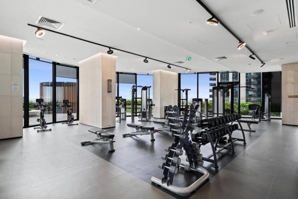 Apartment Luxury 3 Bed 2 Bath + Car Park At Square