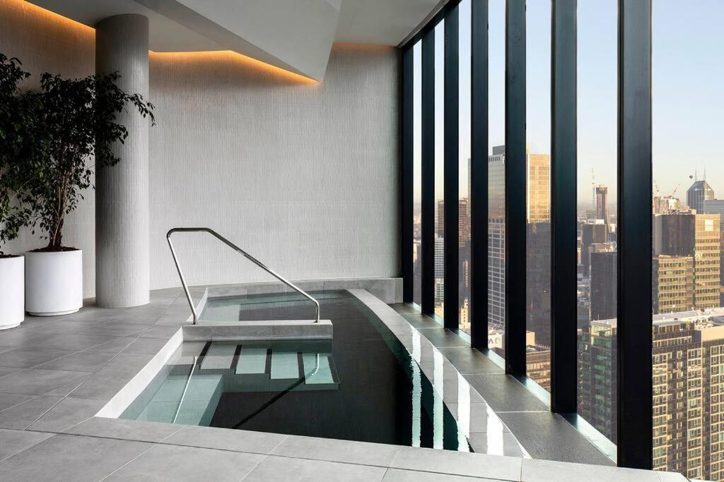 Luxury 3 Bed 2 Bath + Car Park At Square Apartment Melbourne