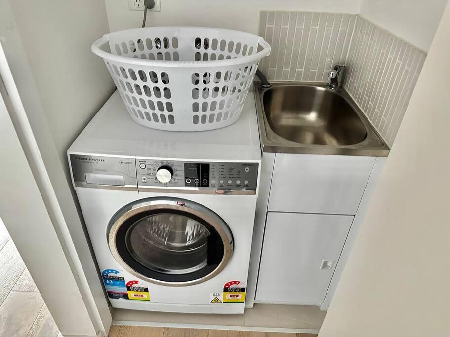 Luxury 3 Bed 2 Bath + Car Park At Square Melbourne