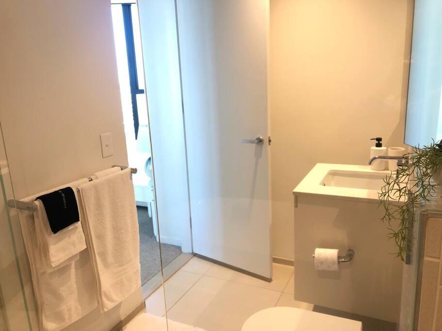 Luxury 3 Bed 2 Bath + Car Park At Square Apartment