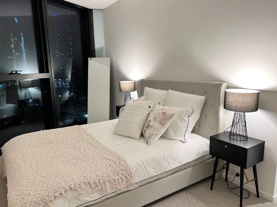 Apartment Luxury 3 Bed 2 Bath + Car Park At Square *