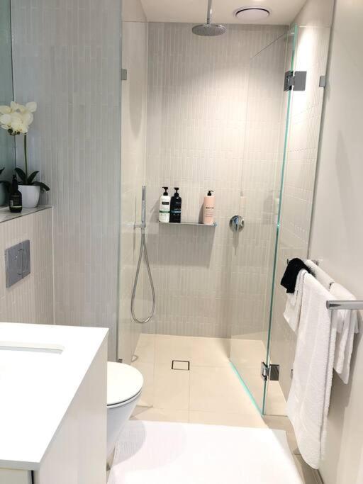 Luxury 3 Bed 2 Bath + Car Park At Square
