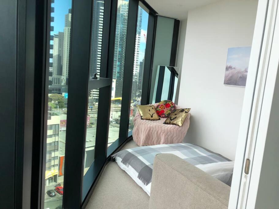 Luxury 3 Bed 2 Bath + Car Park At Square Apartment *