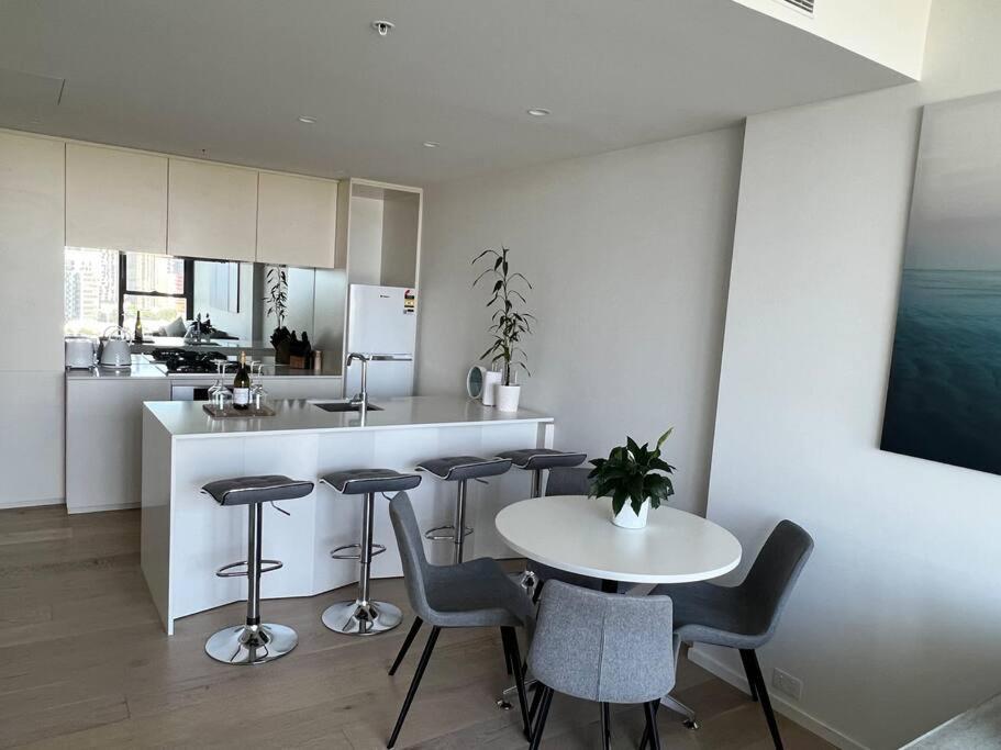 Apartment Luxury 3 Bed 2 Bath + Car Park At Square