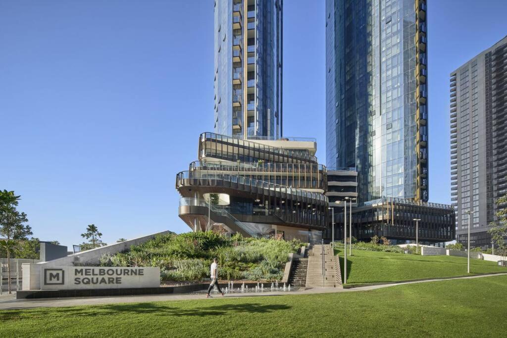 Luxury 3 Bed 2 Bath + Car Park At Square Apartment Melbourne