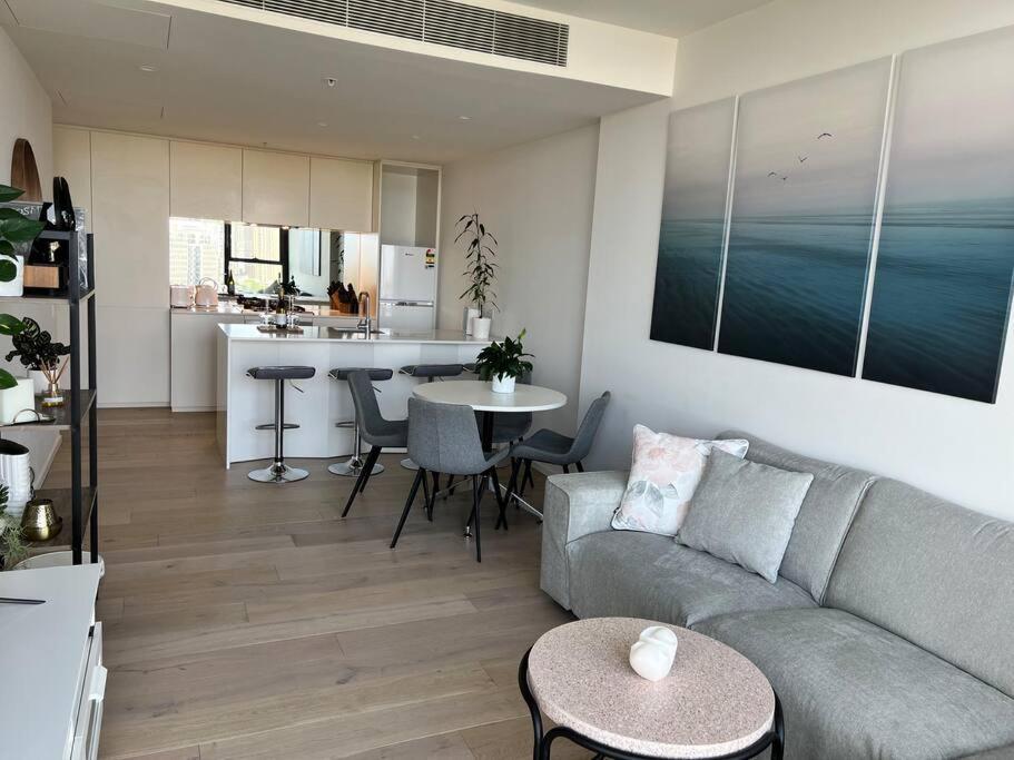Apartment Luxury 3 Bed 2 Bath + Car Park At Square