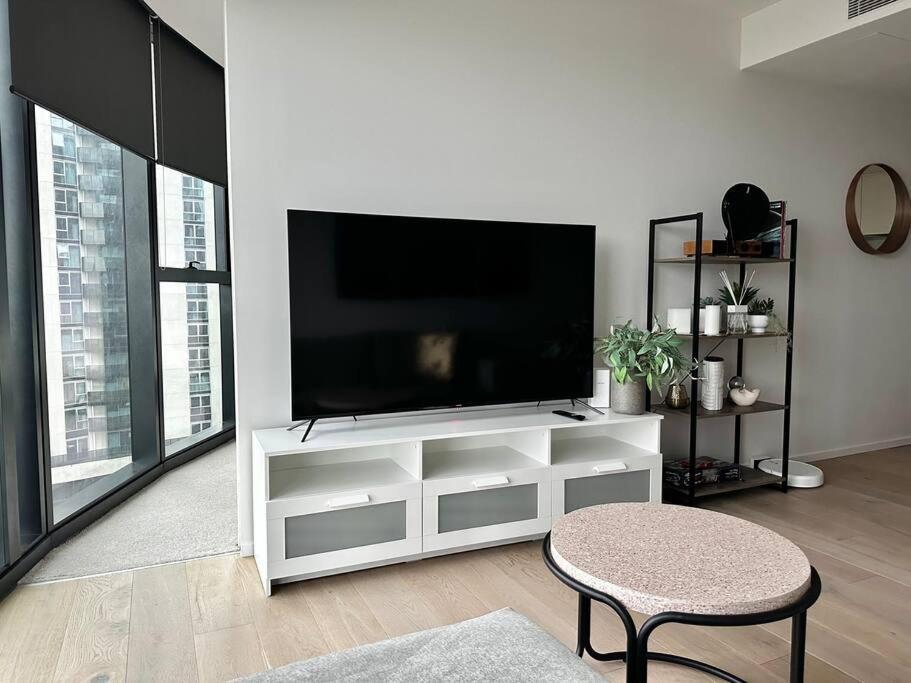 Luxury 3 Bed 2 Bath + Car Park At Square Apartment Melbourne