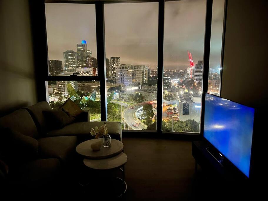 Luxury 3 Bed 2 Bath + Car Park At Square Apartment
