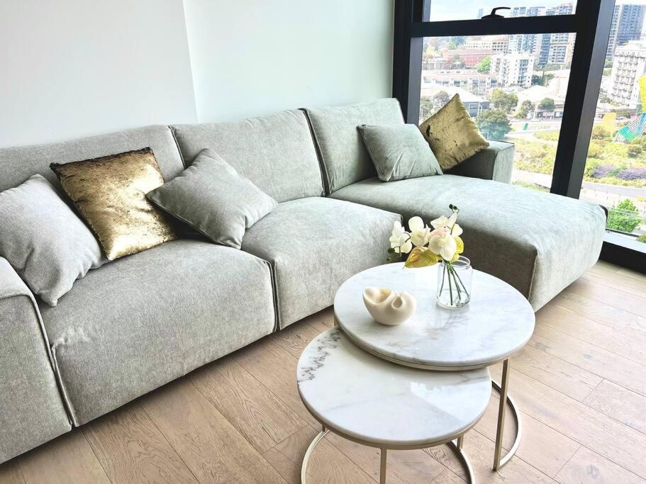 Apartment Luxury 3 Bed 2 Bath + Car Park At Square *
