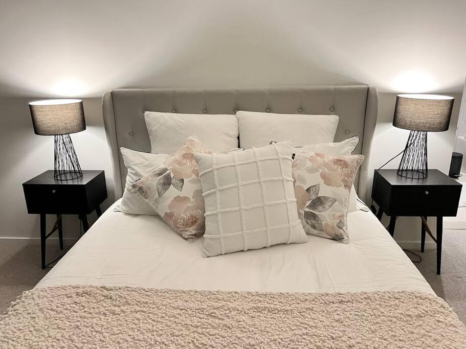 Luxury 3 Bed 2 Bath + Car Park At Square Apartment Melbourne