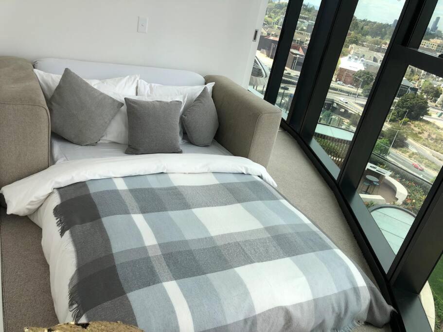 Luxury 3 Bed 2 Bath + Car Park At Square Apartment