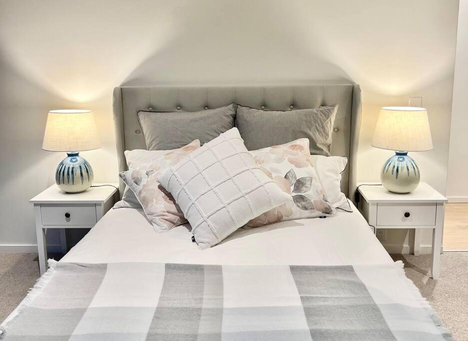 Apartment Luxury 3 Bed 2 Bath + Car Park At Square *