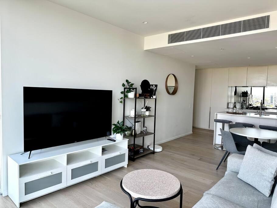 Luxury 3 Bed 2 Bath + Car Park At Square *