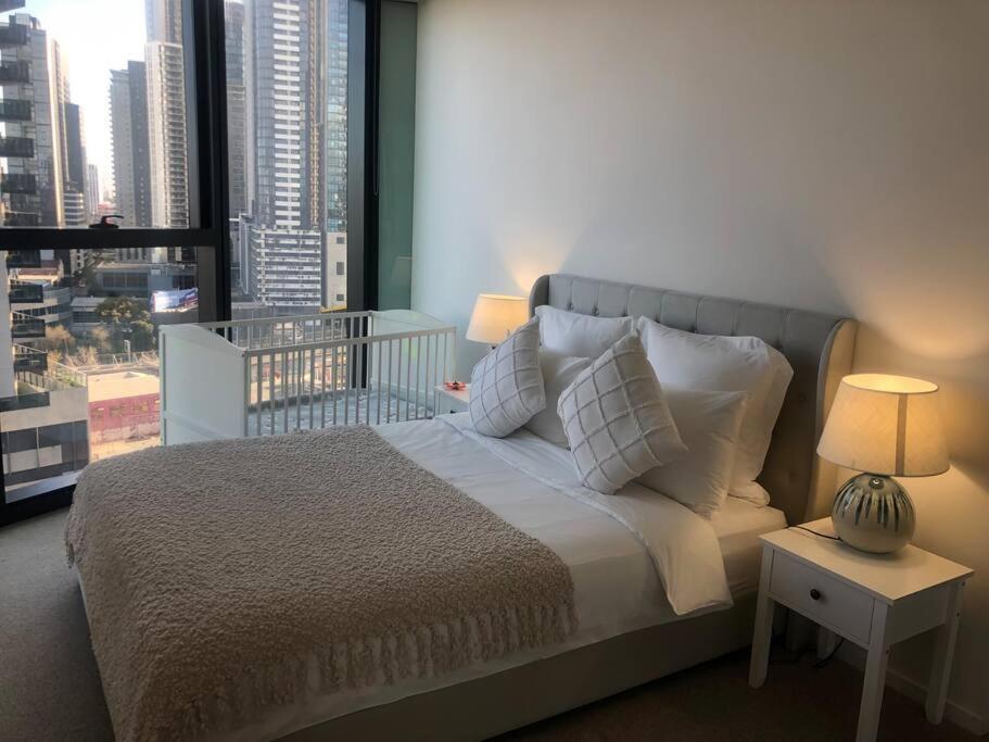 Luxury 3 Bed 2 Bath + Car Park At Square