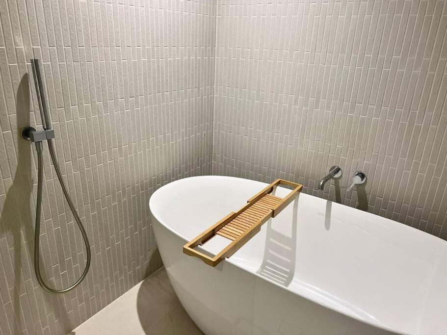 Luxury 3 Bed 2 Bath + Car Park At Square Apartment *