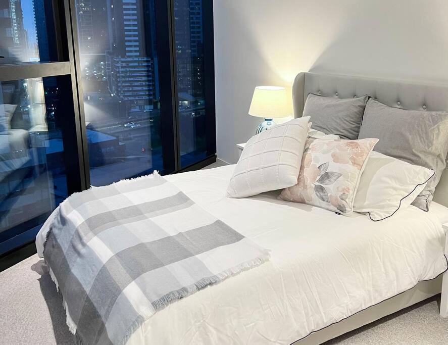 Apartment Luxury 3 Bed 2 Bath + Car Park At Square Melbourne