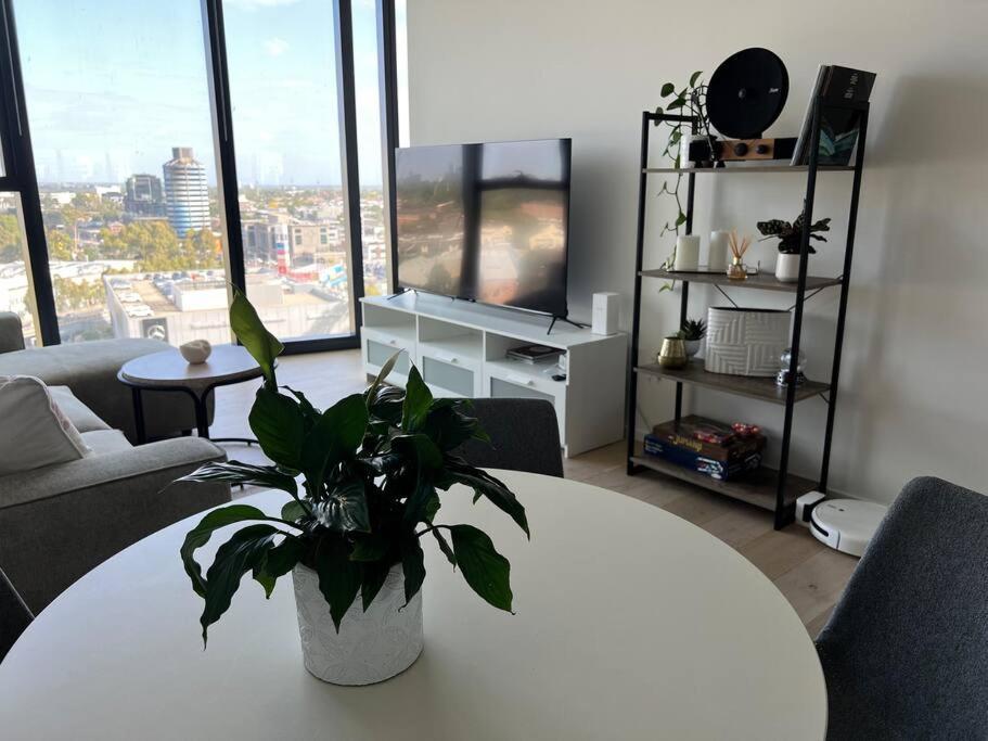 Luxury 3 Bed 2 Bath + Car Park At Square Apartment