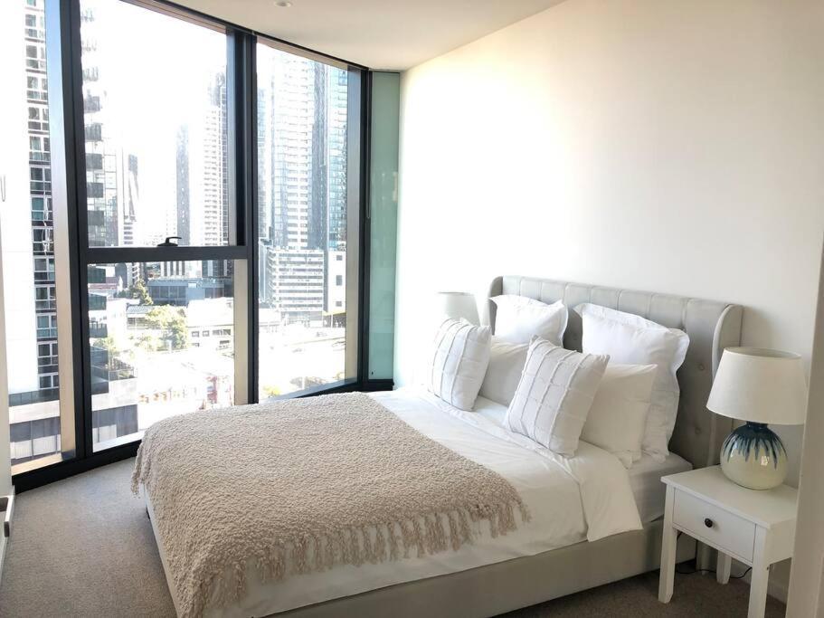 Apartment Luxury 3 Bed 2 Bath + Car Park At Square *