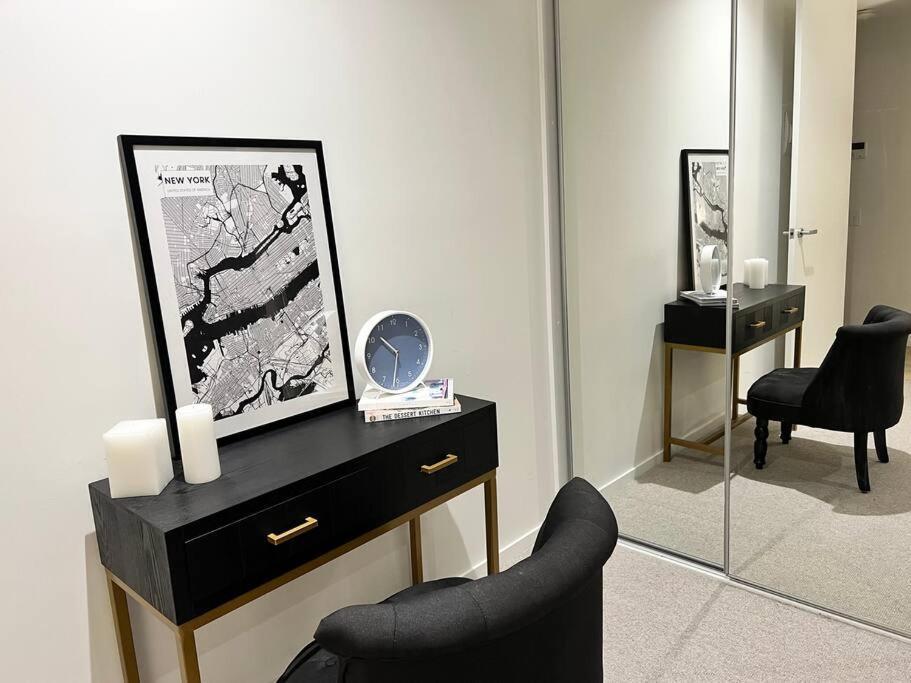 Luxury 3 Bed 2 Bath + Car Park At Square *