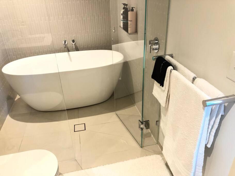 Apartment Luxury 3 Bed 2 Bath + Car Park At Square