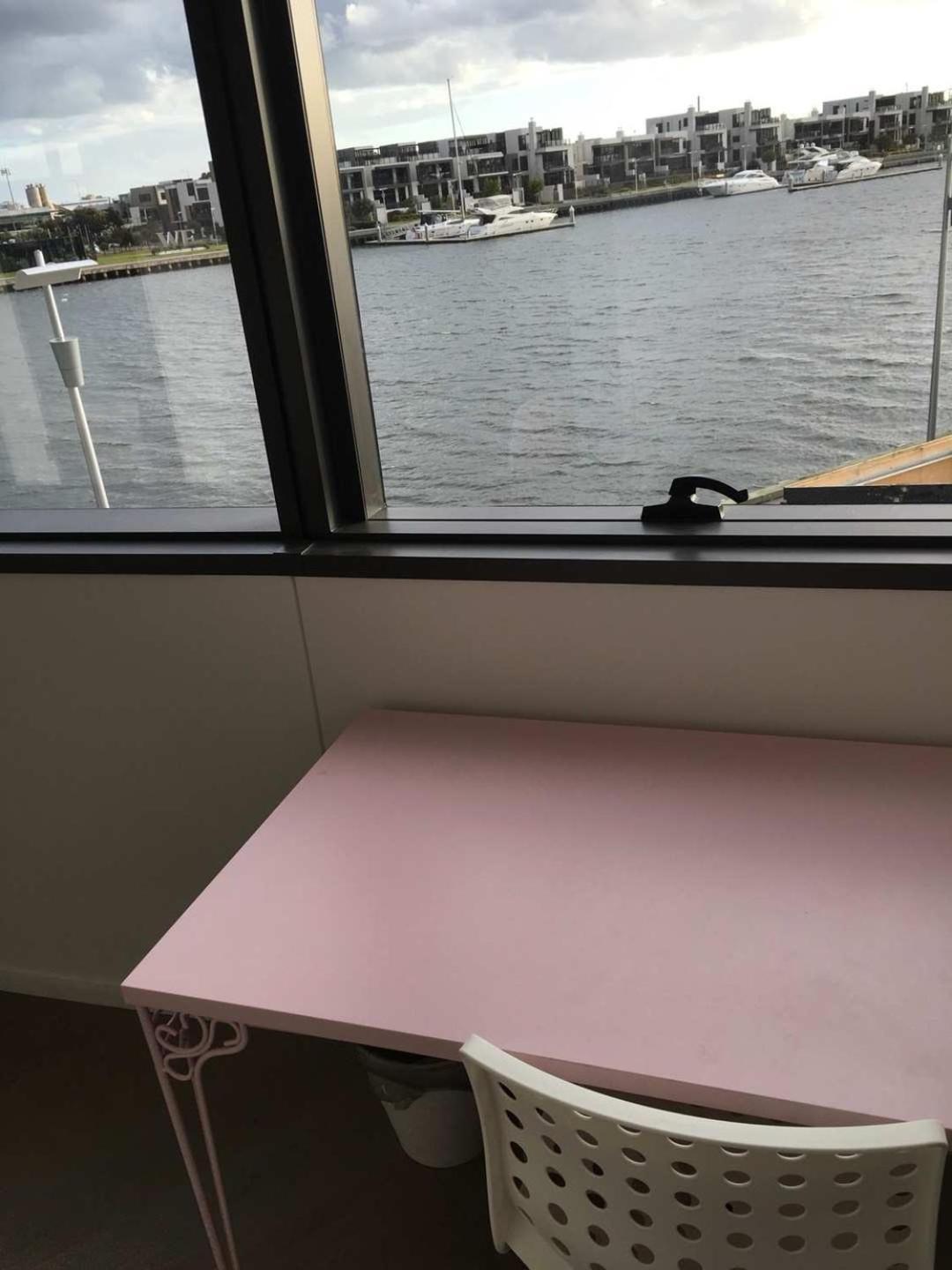 Yarra River Waterfront Stunning Water View Two Entrance Big Fire Works Downstairs Paid Swimming Pool Gym And Private Free Tram Hostel