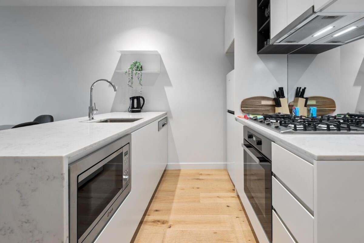 Elegant 2-bed With Extensive Amenities And Views Apartment *