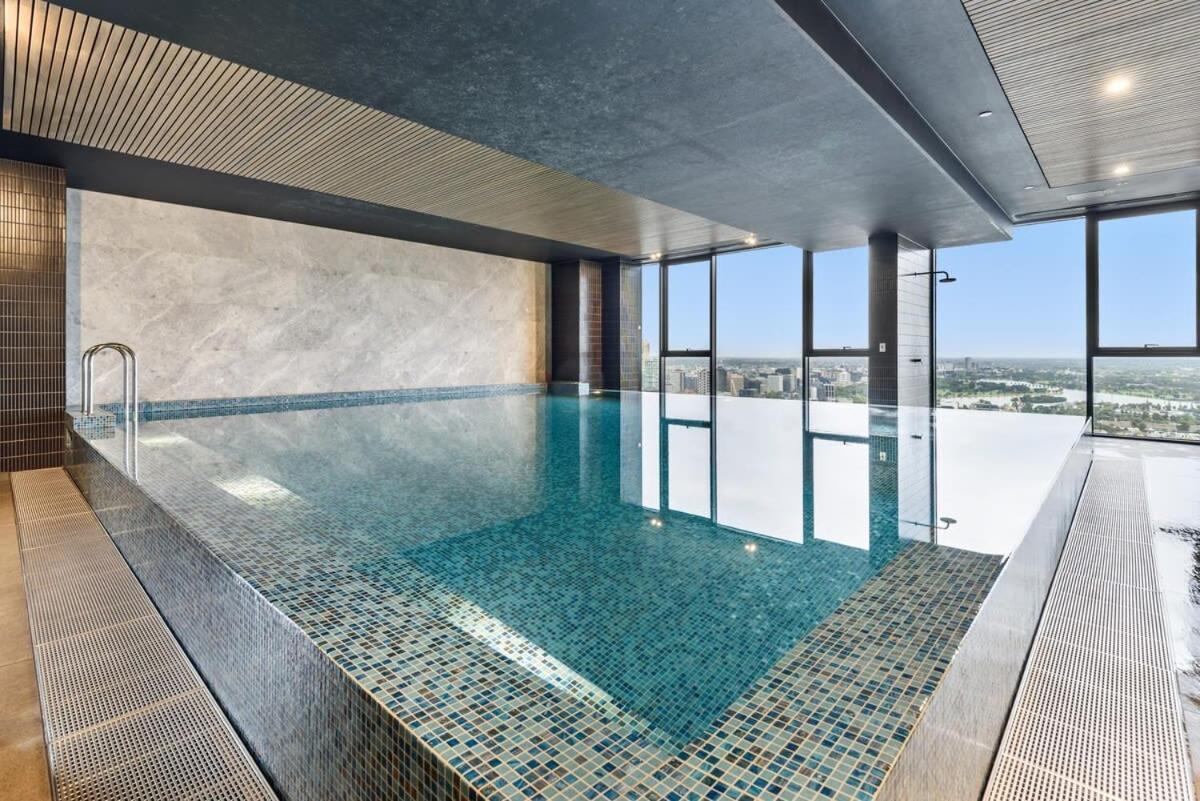 Elegant 2-bed With Extensive Amenities And Views Apartment