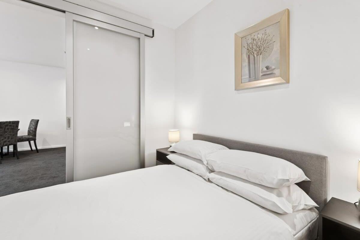 Sleek 2-bed With Beautiful Views Melbourne