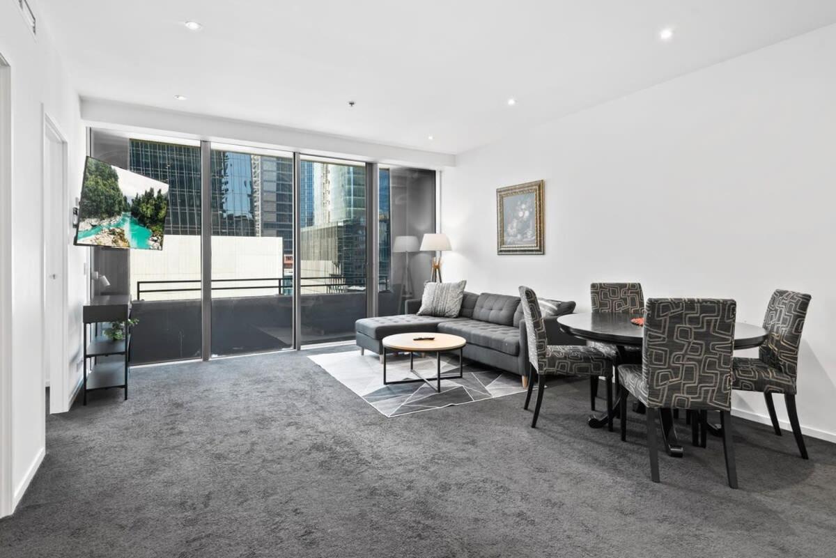Sleek 2-bed With Beautiful Views *