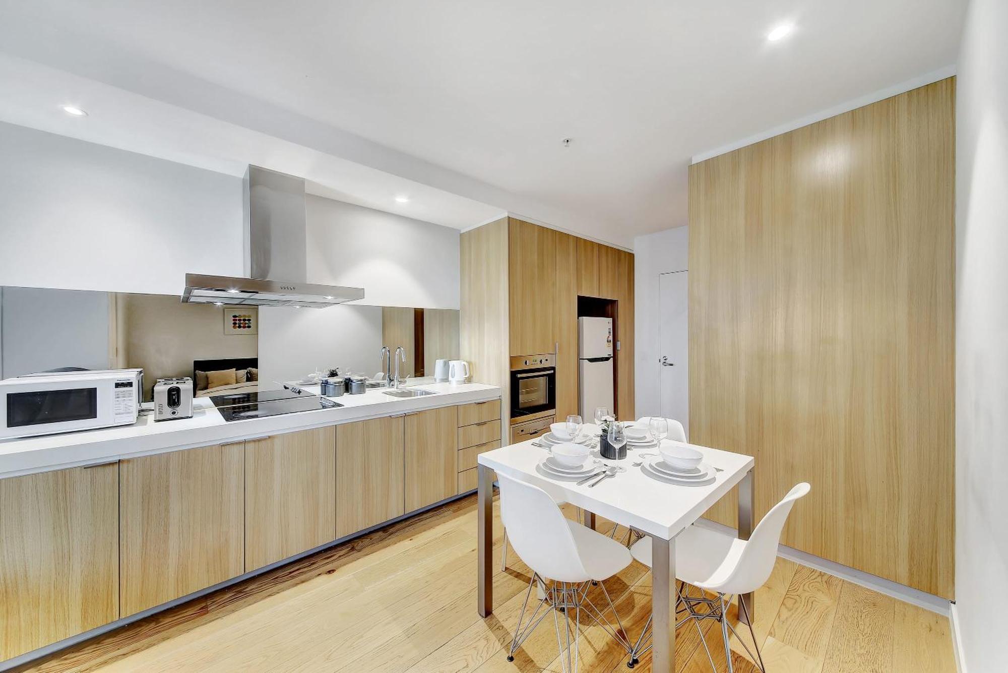 Chic 2br Next To Southern Cross Views