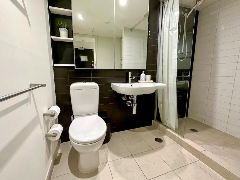 Superb Views Overseeing Park 1br Apartment *