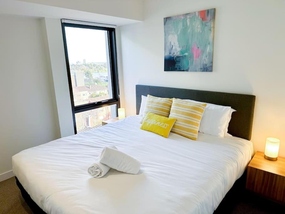 Superb Views Overseeing Park 1br Apartment