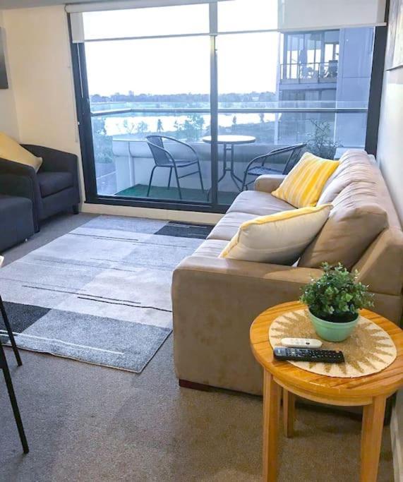 Superb Views Overseeing Park 1br * Melbourne