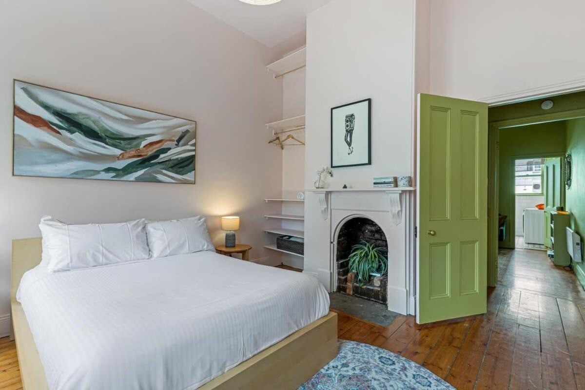 Colourful & Charming 2-bed Fitzroy Heritage