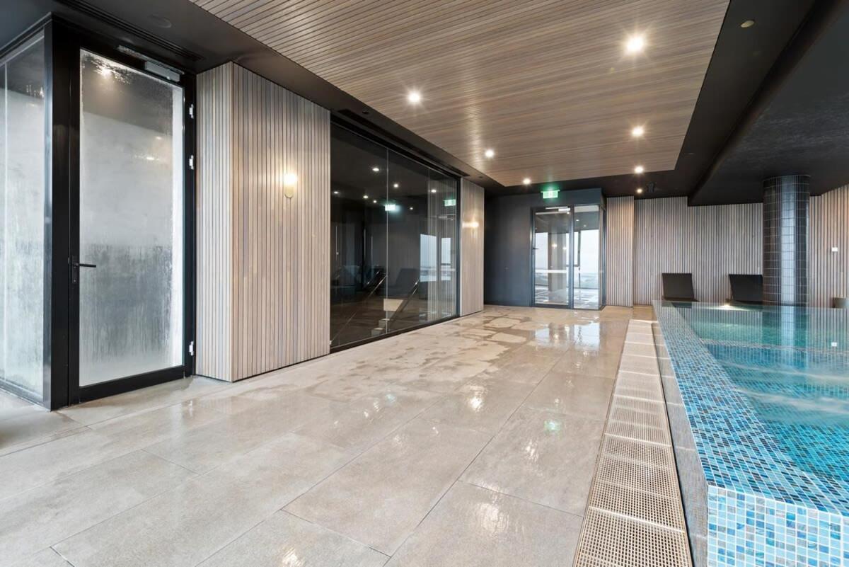 Elegant 2-bed With Extensive Amenities And Views Apartment Melbourne