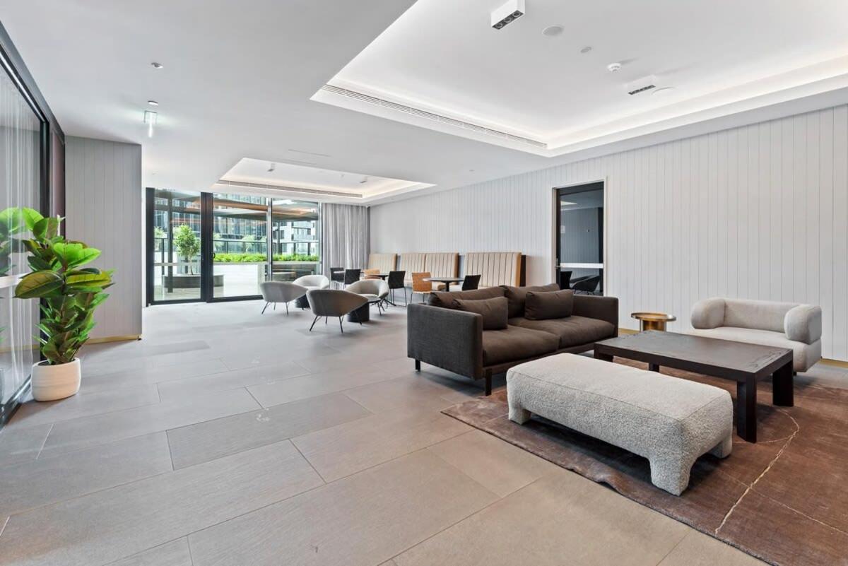 Elegant 2-bed With Extensive Amenities And Views *