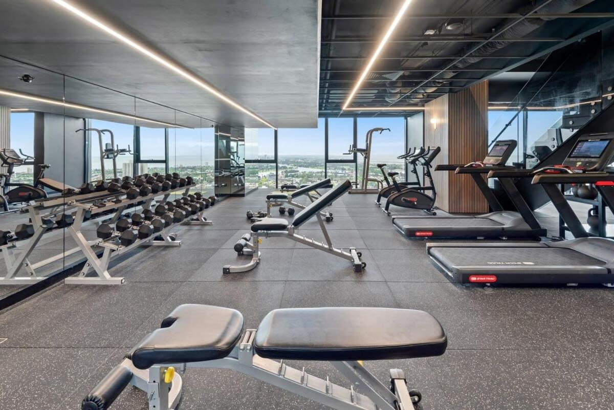 Elegant 2-bed With Extensive Amenities And Views