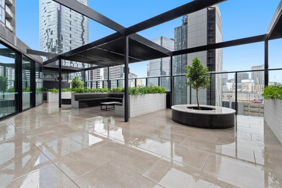Elegant 2-bed With Extensive Amenities And Views Melbourne