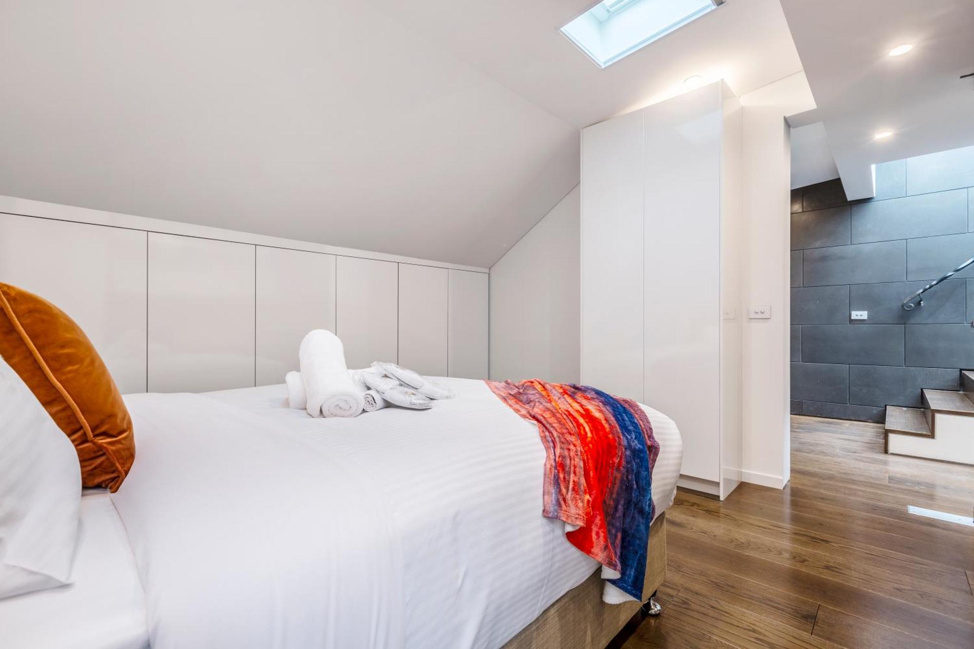 Carlton Luxury Kings Mansion - 5min To Cbd, Garage And Rooftop Holiday home