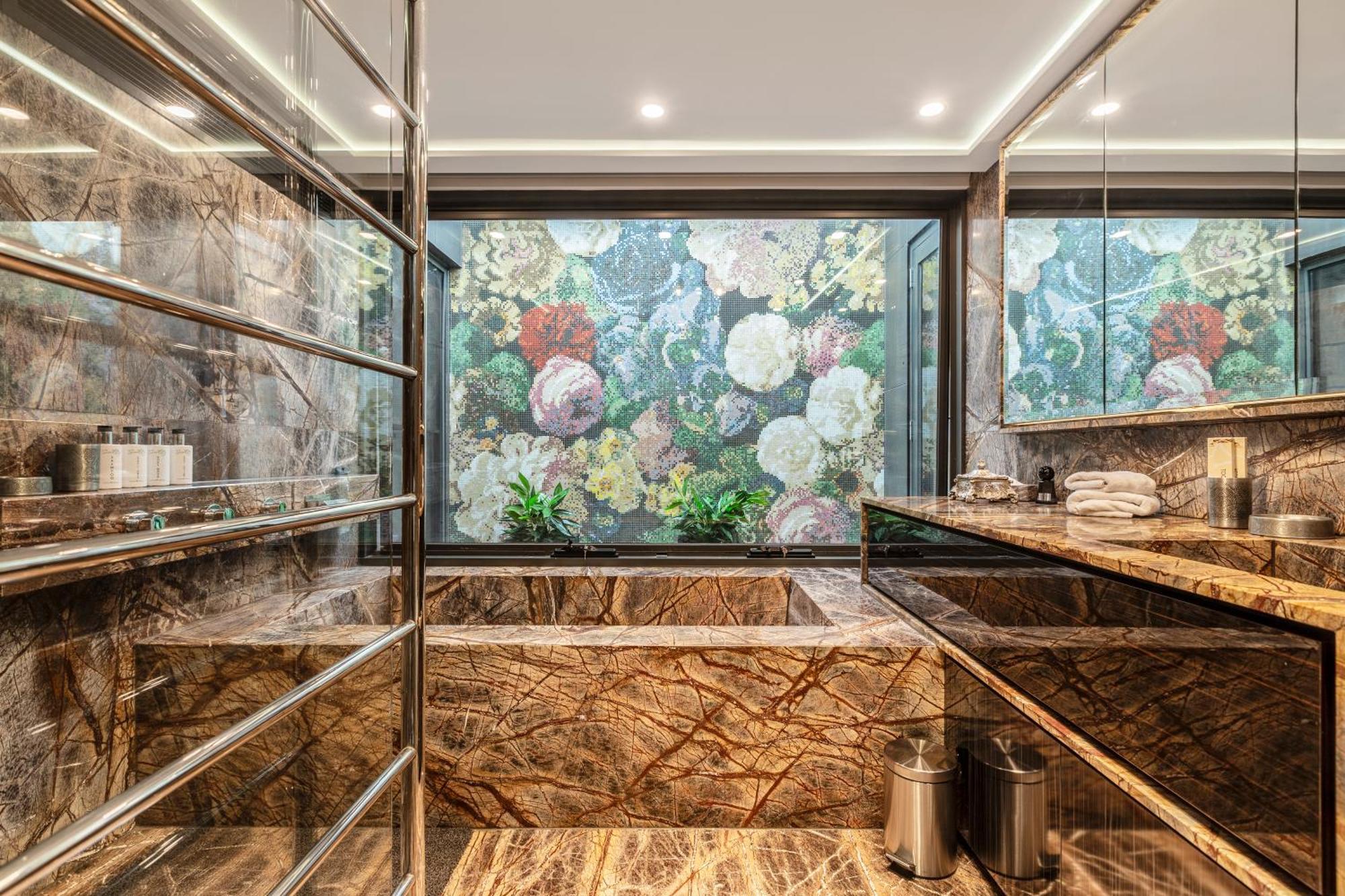 Carlton Luxury Kings Mansion - 5min To Cbd, Garage And Rooftop Holiday home *