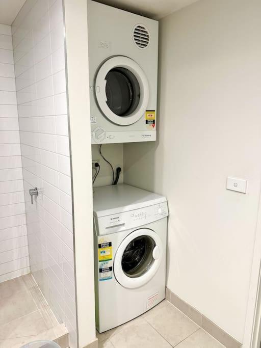 Superb Views Overseeing Park 1br Apartment Melbourne