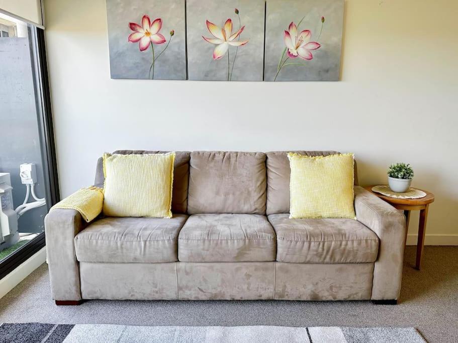 Superb Views Overseeing Park 1br Apartment