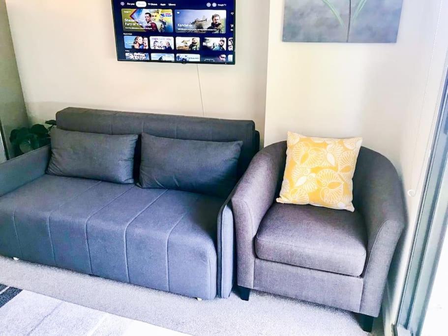 Superb Views Overseeing Park 1br